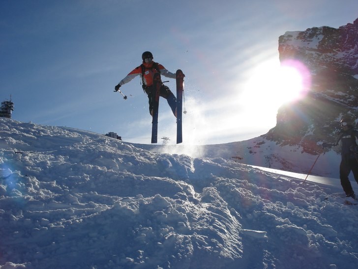 Johan felbedömer rampen/vallen och tar lite för . Foto: Johan Anesäter. Åkare: Johan Isaksson.