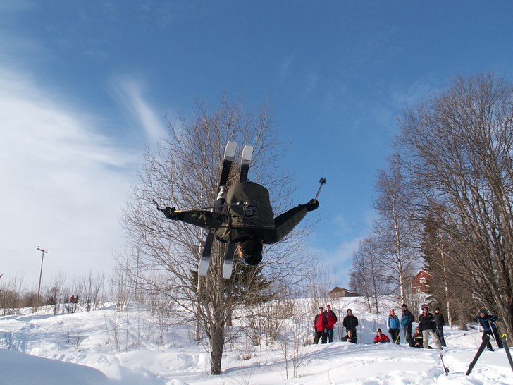 Här sätter jag en grym backflip >=). Foto: Simon Andersson. Åkare: Andreas Blomfeldt.
