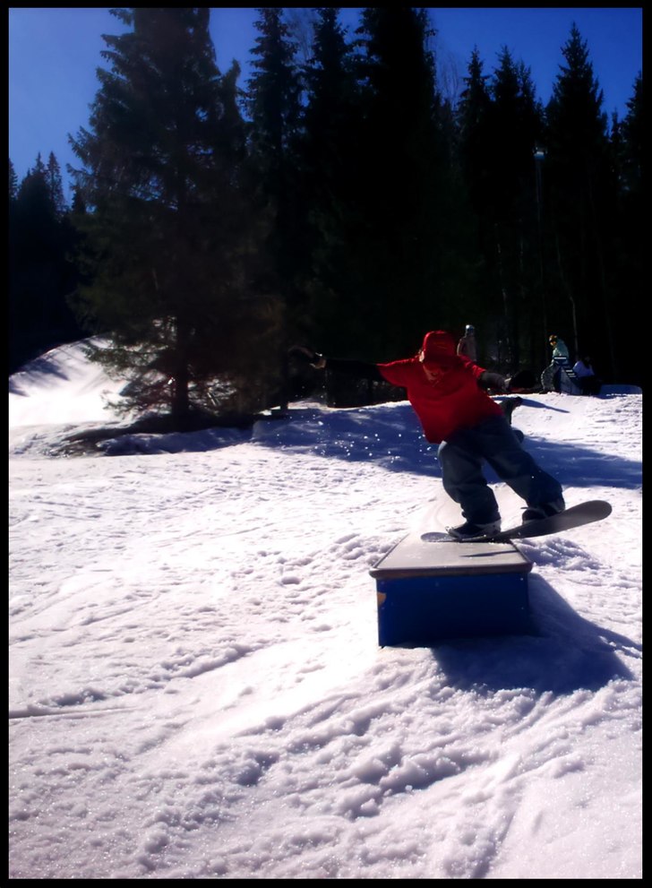 Kungsberget tre dagar efter stängning :D grym sol. Foto: K O krull tha man. Åkare: Linus Bäckström.