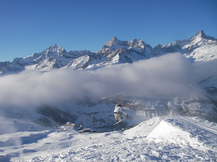 Hopp i offpisten i Gornegrat i Zermatt. Foto: Robin Ljungqwist. Åkare: Adam Jonsson.
