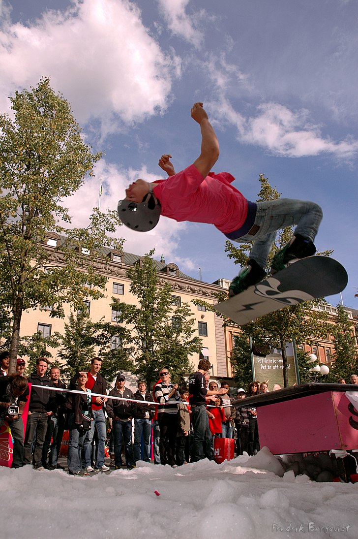 Martin drar en fs boardslide to backflip i Kungstr. Foto: Fredrik Bergqvist. Åkare: Martin Agerstig.