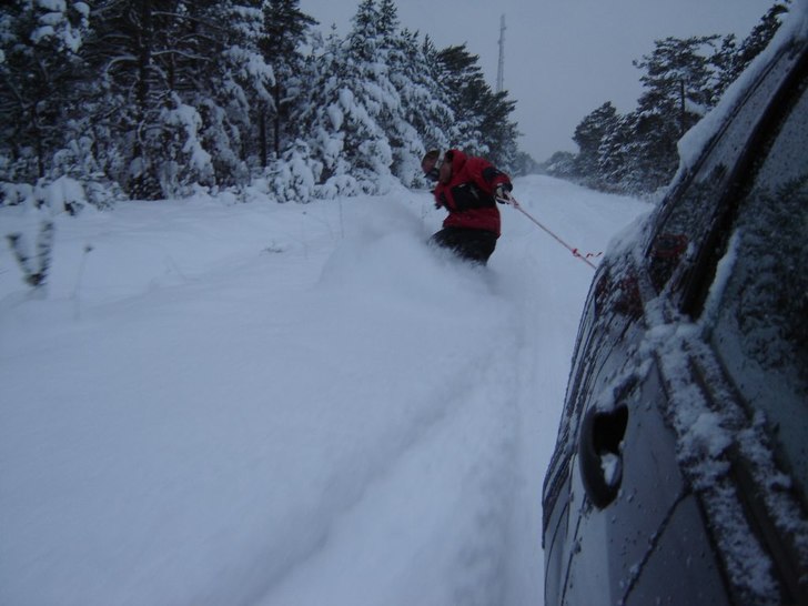 Puder på Gotland. Sjukt, typ 40 cm djupt. Vägen . Foto: Arvid Olsson. Åkare: Fredrik Oscarsson.