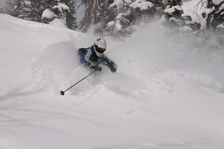 Och helt plötsligt tittade solen fram mitt i snö. Foto: Lucas Skalleberg. Åkare: Max Larsson.