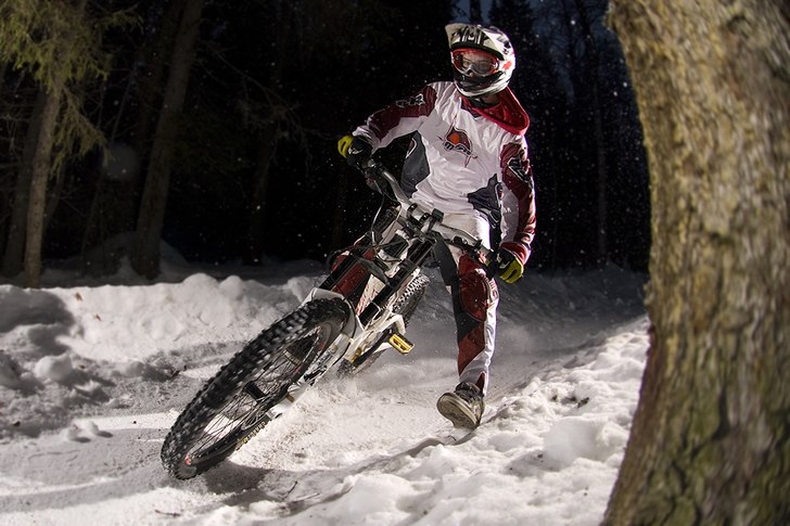 Downhill photosession med André ute i Östersunds. Foto: Niklas Sundin. Åkare: André Lohman.