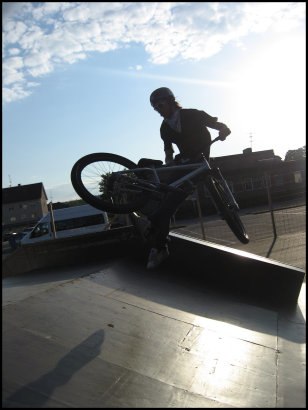Tailwhip på bank. Åkare: Johan Englund.