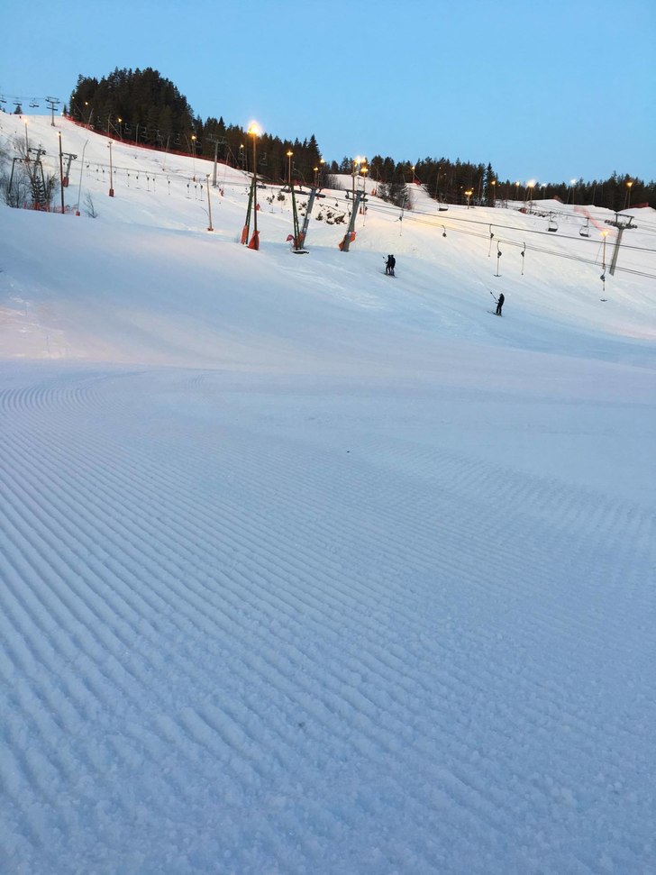 Blå himmel og en perfekt skidag!
Sola er på vei .