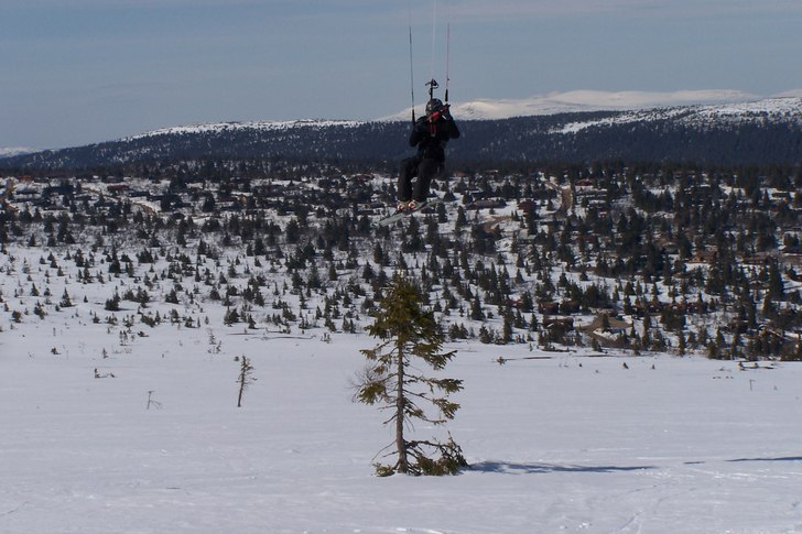 Kiteskiing på fageråsen. Foto: Daniel Nilsson. Åkare: Jerker Aspgård.