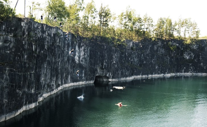 Hoppar 20m klippa i kalkbrottet i Vagnhärad. Foto: Olle Bergendahl. Åkare: Claes Lind.
