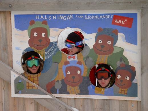 Stora bamseklubben hällsar på i Åre Björnen! :. Foto: Sandra Morin.