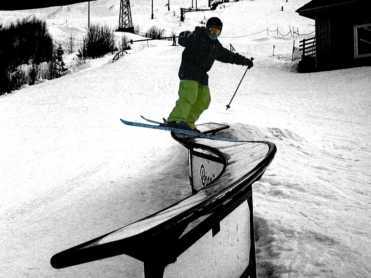 Tobias railar S-rail i branäs ;)  

tyvärr bai. Foto: Jonas Myrén. Åkare: Tobias Nilsson.