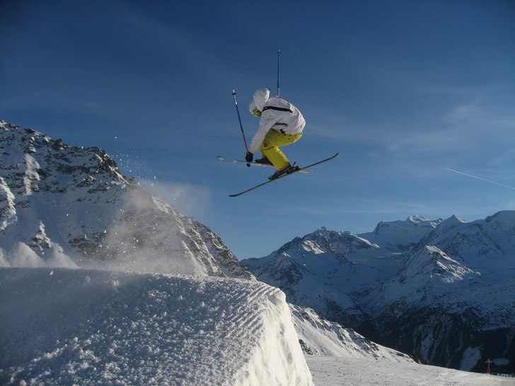 Johan smetar på en av sina patenterade 360 mute. Foto: Victor Löhr. Åkare: Johan Westergren.