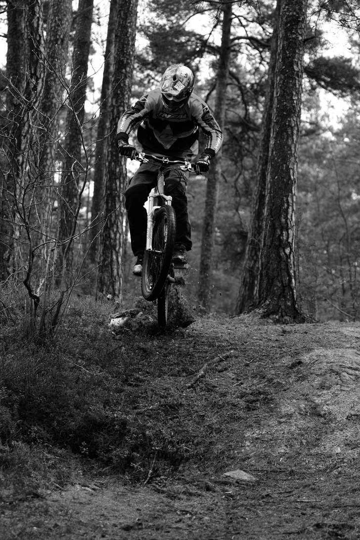 Jocke cyklar sönder hipen.. Foto: Simon Berggren. Åkare: Joakim Hedlund.