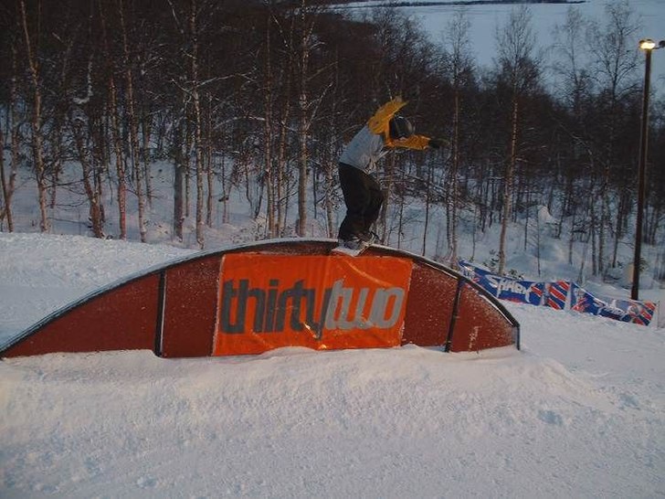 Nosepress på rainbow.
park.skidhemmet.nu. Foto: Tobias Skoog. Åkare: Jens Rosén.