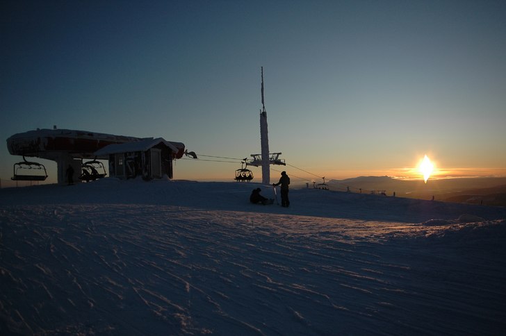 Avslutning på en härligt solig dag. Nästan ensa. Foto: Andreas Hälleström. Åkare: Okänt.