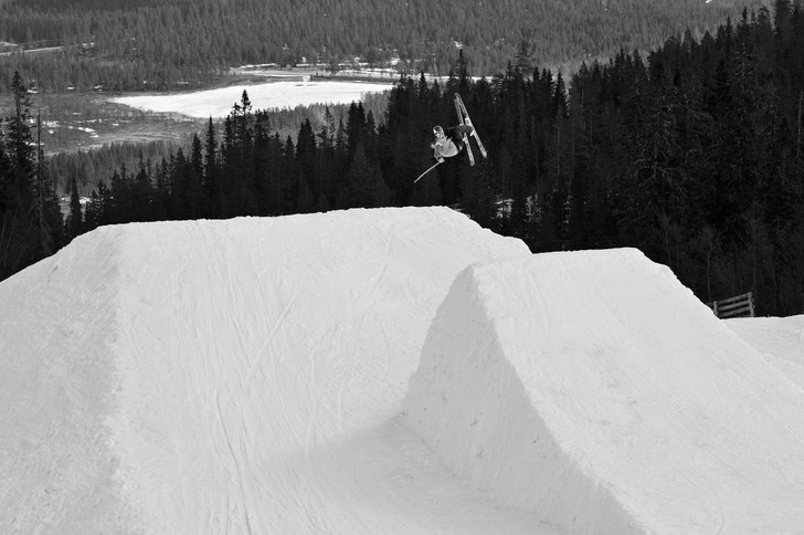 Markus kör en flat 3 på största hoppet i Vemdal. Foto: Jonathan Birkemyr. Åkare: Markus Danzér.