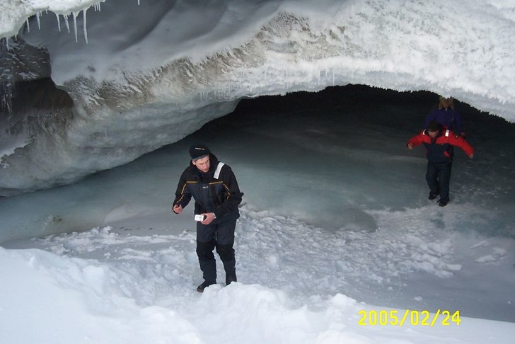Min bror på väg ut ur isgrottan i sulitelma glac. Foto: Tommy öman.