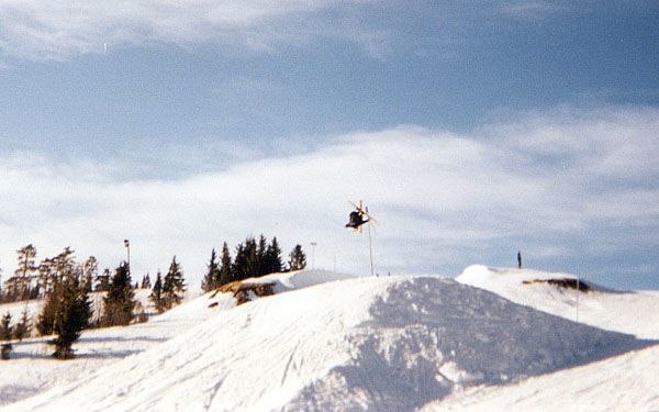 Vårslask i Orsa! . Foto: En kille i backen.... Åkare: David Lindgren.