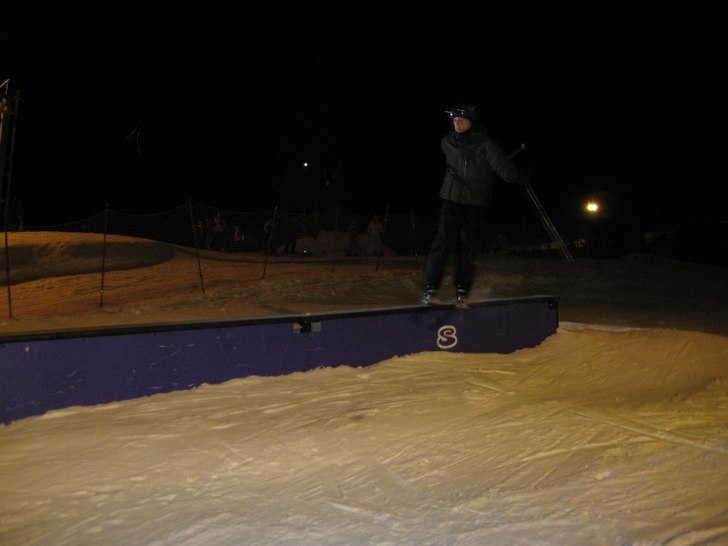 Kvällsåkning, rail. Foto: Anton Ekelund. Åkare: Carl Olsson.