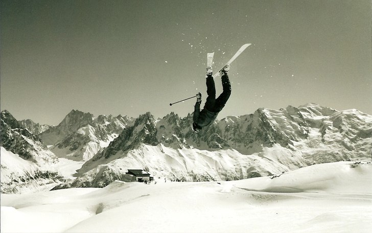 En svartvit dag i backen. Foto: Jens Westergård. Åkare: Axel Hilland.