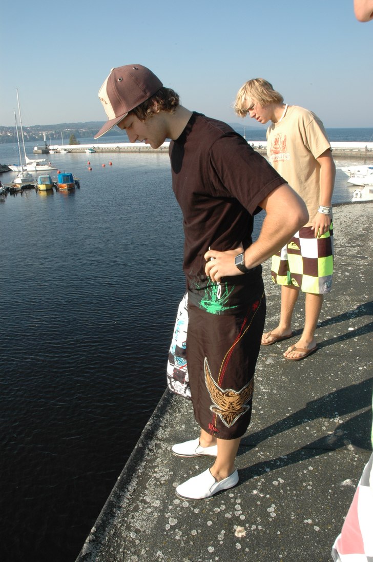 en fin kille i sina bästa år söker en mysig ung. Foto: magnuss o brasse, även kallad bingo rimè. Åkare: ankan som simmar.
