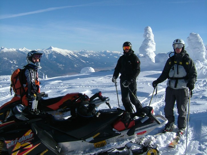 Skotertaxin (Per o Mattias) har precis lämnat av . Foto: Mattias Fredriksson. Åkare: Henrik Liljeqvist, Magnus Johansson, Per Levnisson.