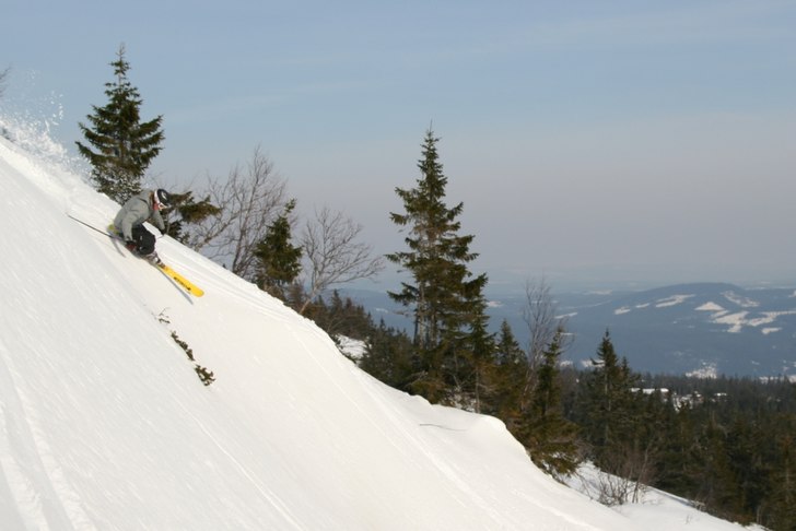Jag surfar slask i Trysil. Svinigt kul!. Foto: Jerker Aspgård. Åkare: Johan Söderlund.