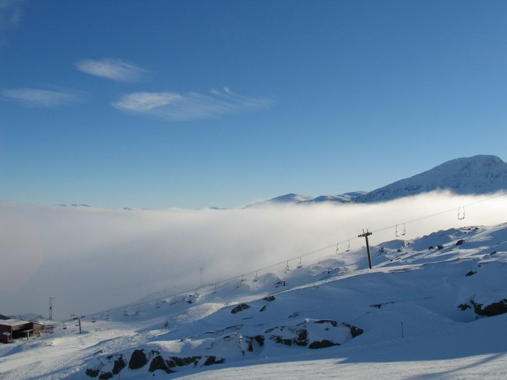 Molnen ligger över dalen, men på berget har vi u. Foto: Gustav x.