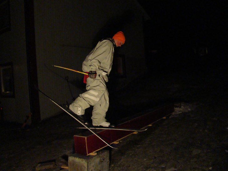 En hembyggd rail som jag åkt på lite gran på. Åkare: Magnus Holmgren.