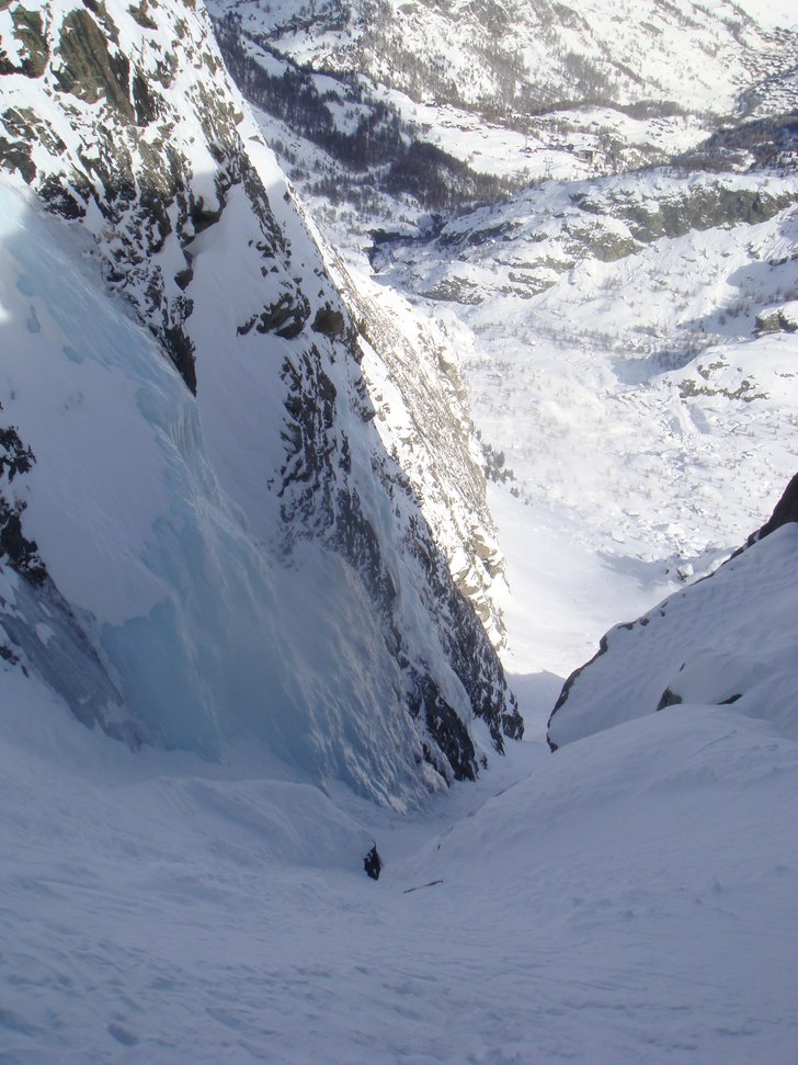 Couloir från "glaciären" i Zermatt. Fr. Foto: Håkan Cervin. Åkare: Håkan Cervin.
