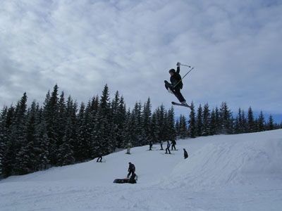 Min kompis Joel flyger på dom långa guppen! Lite. Foto: Markus. Åkare: Joel.