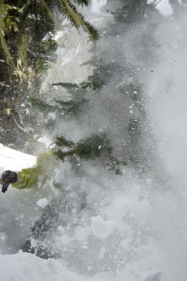 Även för den bästa skidåkaren kan en backflip . Foto: Emil Rydell. Åkare: ANONYM :D.