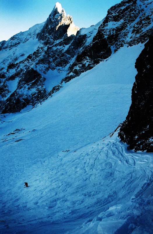 En kall men vacker dag. la meije i dagens sista lj. Foto: jakob wallin. Åkare: malena.