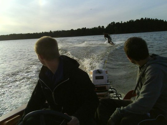 Ute och åkte lite med den nya Wakeboarden ;). Foto: Amadna Jonsson. Åkare: Jag.