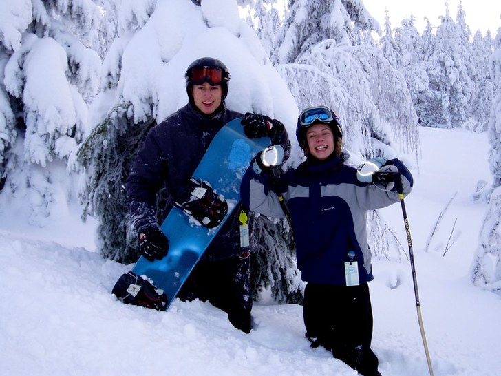 Jag å brorsan i härligt puder. Foto: Ulf Björling. Åkare: Anders och Martin Björling.