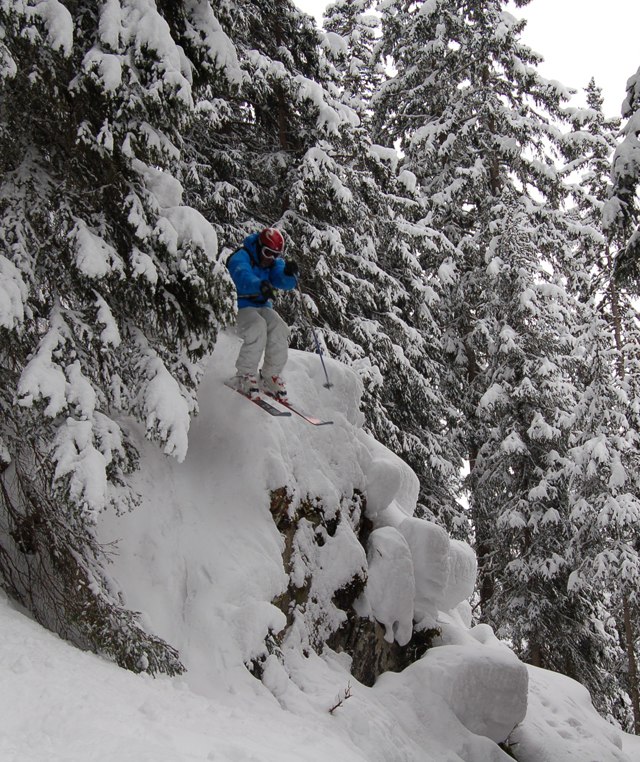 Sjukt mycke snö i skogen på Rendls norrsida.. Foto: Alexander Rydfjord. Åkare: Mårten.
