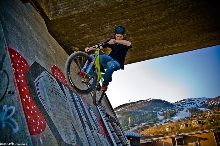 Fotade lite street under Valborgshelgen i Åre. Foto: Kenneth Einars. Åkare: Alexander Bäckvall.