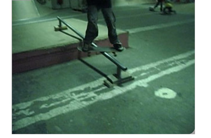 Bs Boardslide i Lokalen. Foto: Felix Eriksson. Åkare: Pontus Törngren.