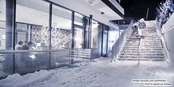 Dubbelkink utanför det nya hotellet i byn.. Foto: Marcus Rönne. Åkare: Maximilian Noppeney.