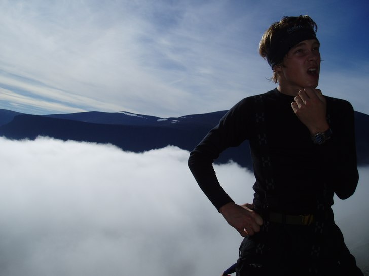 Jonsson ovan molnen ! . Foto: Arvid Nyström. Åkare: Johan Jonsson.