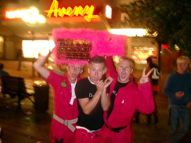 Efter en trevligt fest, tog vi avenyn med storm i . Foto: Therese Berge. Åkare: Caz, Hjoan & Makys.