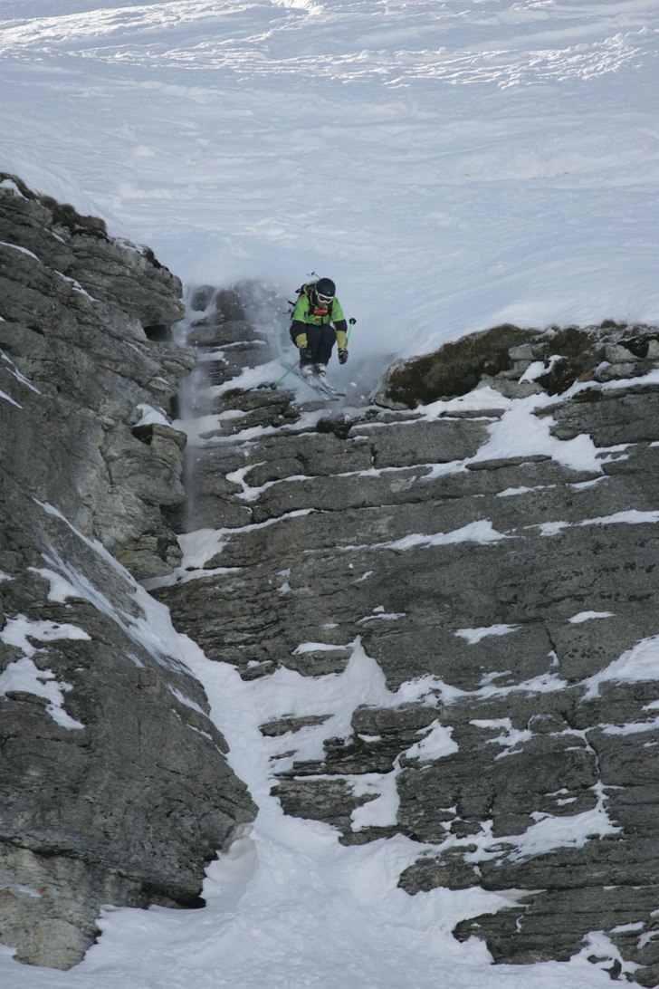 Foto: Freeride Association. Åkare: Estanislao Vasiuk från Argentina, segrare i herrklassen på skidor, droppar i full kontroll..
