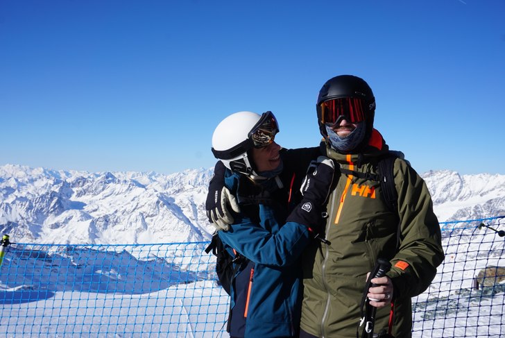 Ståendes på toppen av Kleine Matterhorn. Glädje.