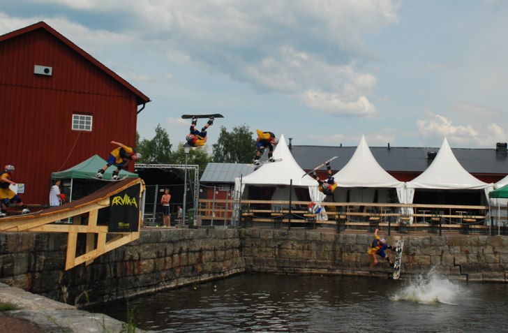 Jag dubbelflippar vattenhoppet i Arvika. Foto: Isak Andersson. Åkare: Viktor Larsson.