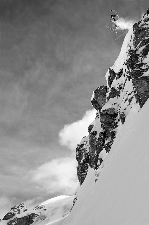 Joonas lägger upp en snygg japan grab från en av. Foto: Jesper Molin. Åkare: Joonas Wikberg.