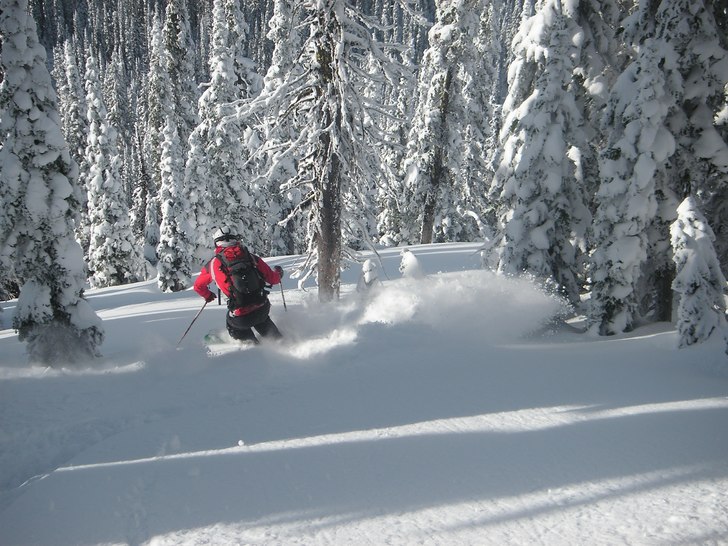 Craig hittar en fin ospårad öppning i Kootenay P. Foto: Anders Lindgren. Åkare: Craig "The Kiwi" Donovan.
