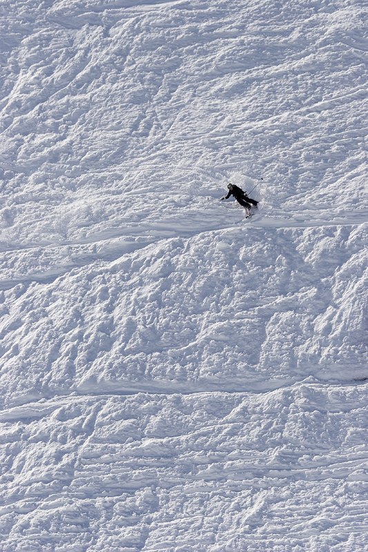 Foto: Johan Hellman. Åkare: En okänd åkare plöjer igenom vårsnön..