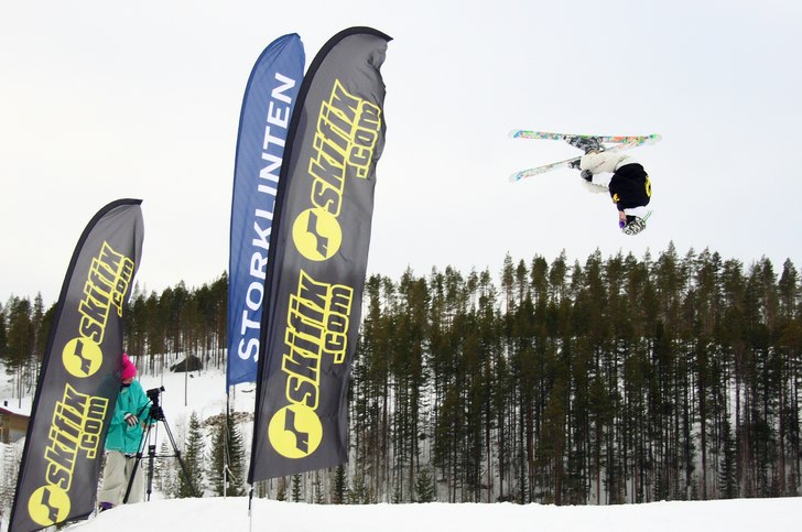 Tom Boström i ett av sina spektakulära hopp.. Foto: Ronald Lahti. Åkare: Tom Boström.