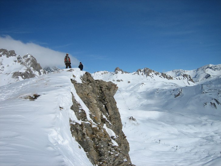 En strålande dag i backen! bakom oss skymtas nål. Foto: Johan "kotten" Ekman. Åkare: William & Peter.