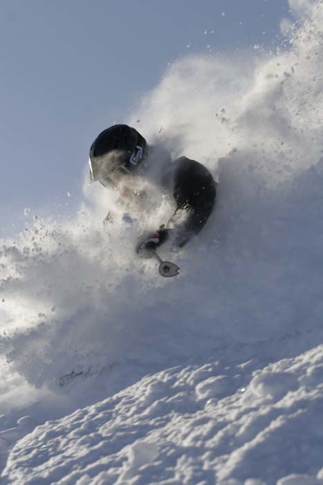 Ante bränner på i lite skönt uppkörd pow.. Foto: Jonas Abrahamsson. Åkare: Andreas Lehto.