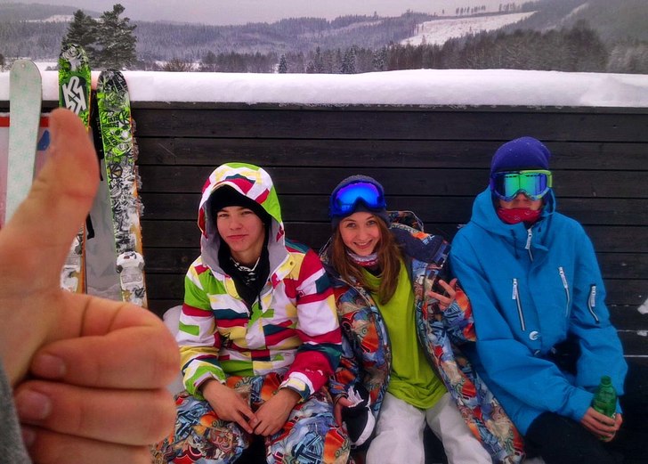 Härlig skiddag, vi satt och vänta på grillen, j. Foto: mattias bergström. Åkare: Jonas Knutsson, Rebecka Rosenqvist och Martin Homman.